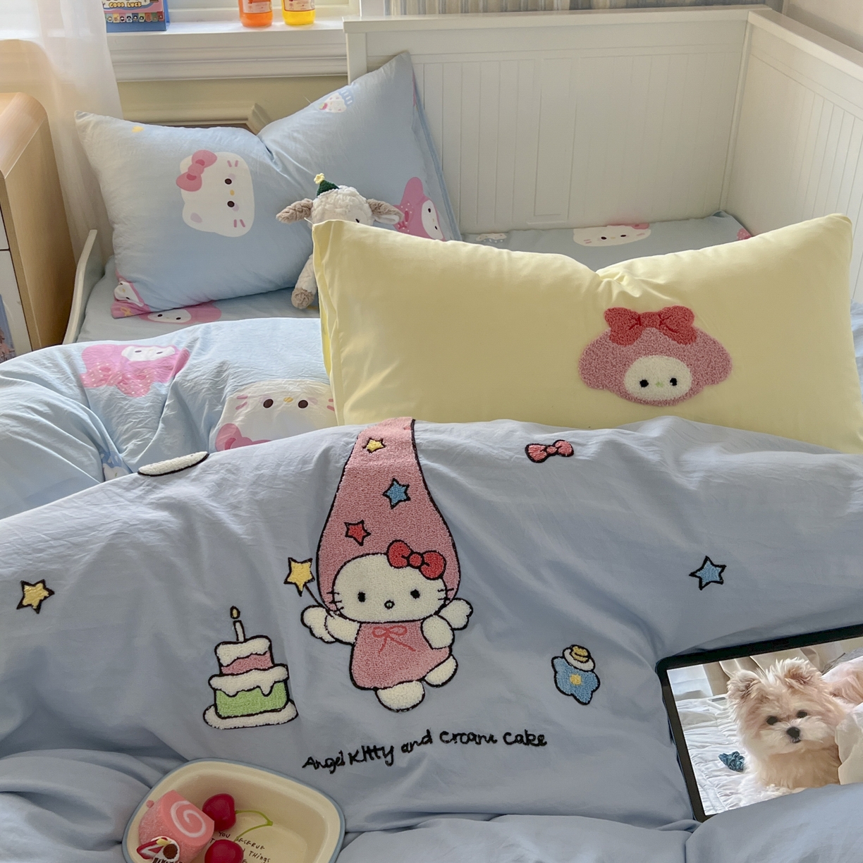 91家纺网 家纺一手货源 找家纺 三元色 2025新款110克水洗云朵棉毛巾绣四件套 蛋糕kt蓝