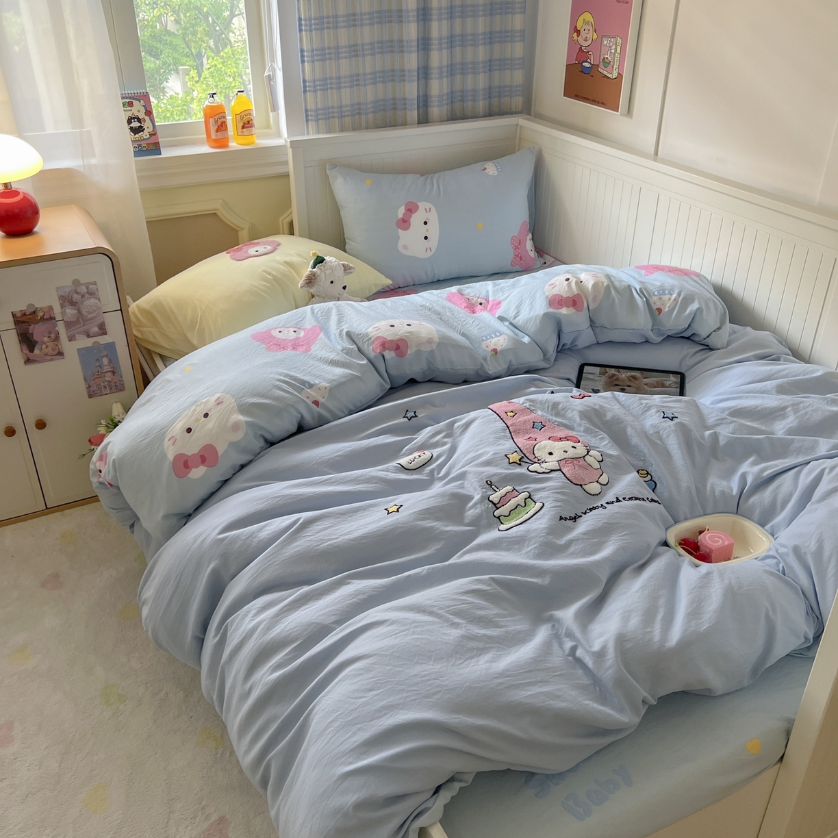 91家纺网 家纺一手货源 找家纺 三元色 2025新款110克水洗云朵棉毛巾绣四件套 蛋糕kt蓝