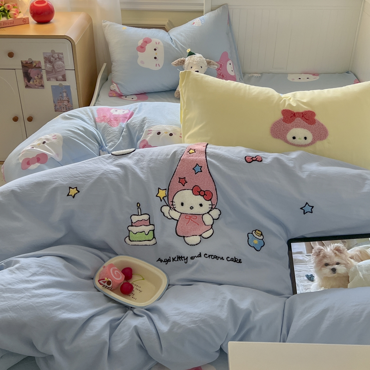 91家纺网 家纺一手货源 找家纺 三元色 2025新款110克水洗云朵棉毛巾绣四件套 蛋糕kt蓝