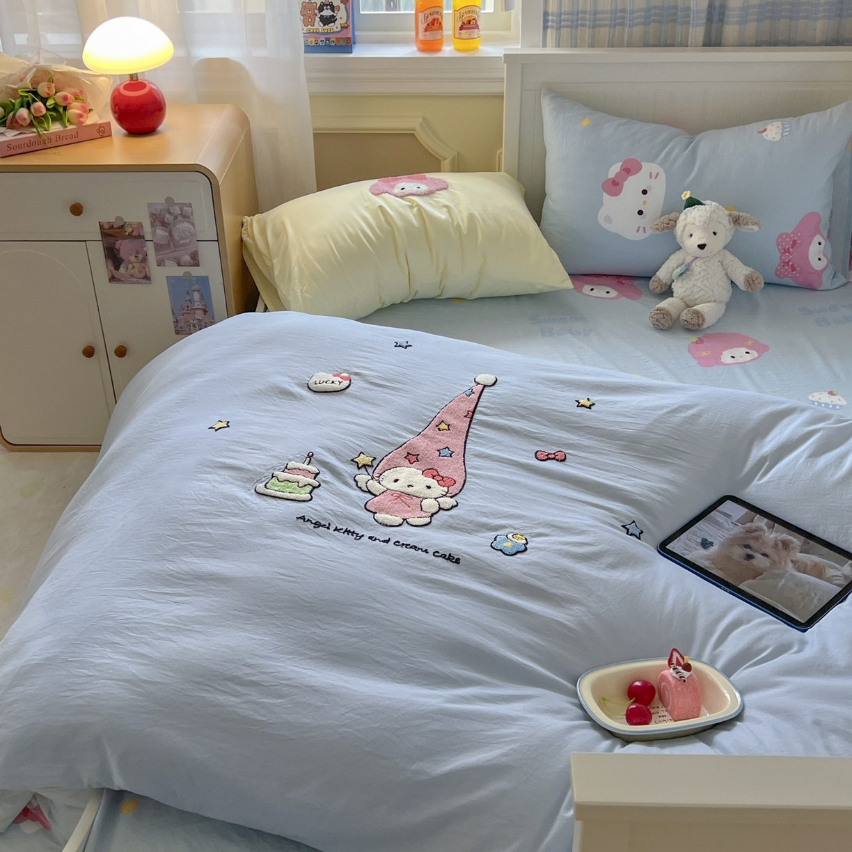 91家纺网 家纺一手货源 找家纺 三元色 2025新款110克水洗云朵棉毛巾绣四件套 蛋糕kt蓝