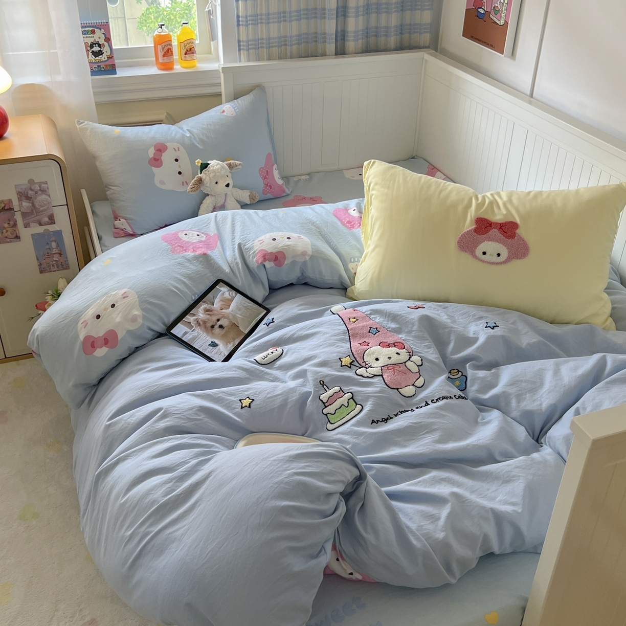 91家纺网 家纺一手货源 找家纺 三元色 2025新款110克水洗云朵棉毛巾绣四件套 蛋糕kt蓝