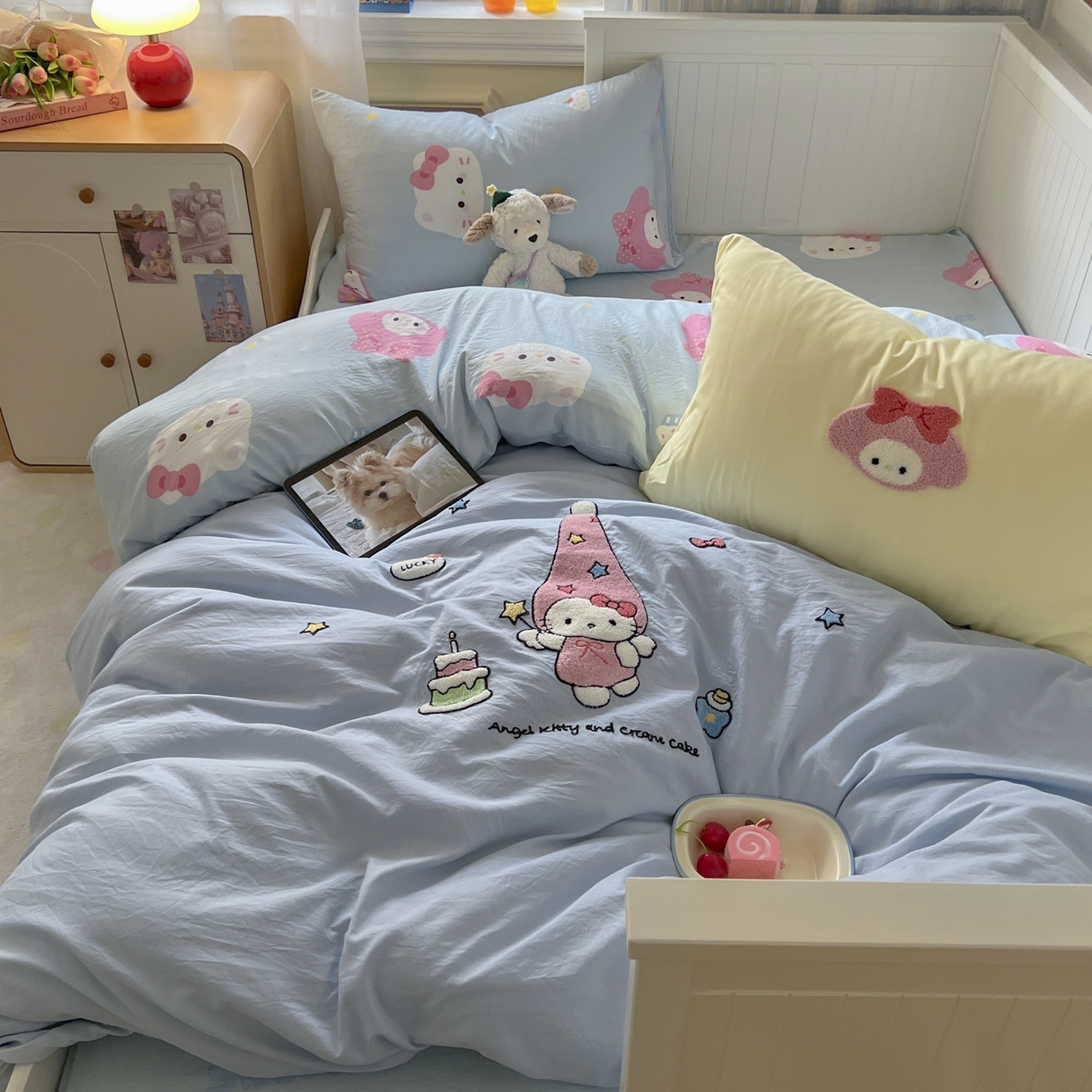 91家纺网 家纺一手货源 找家纺 三元色 2025新款110克水洗云朵棉毛巾绣四件套 蛋糕kt蓝