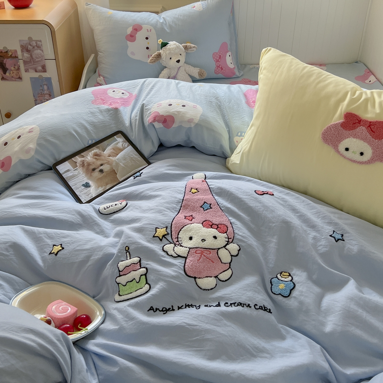 91家纺网 家纺一手货源 找家纺 三元色 2025新款110克水洗云朵棉毛巾绣四件套 蛋糕kt蓝