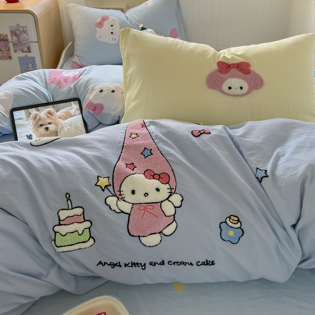 91家纺网 家纺一手货源 找家纺 三元色 2025新款110克水洗云朵棉毛巾绣四件套 蛋糕kt蓝