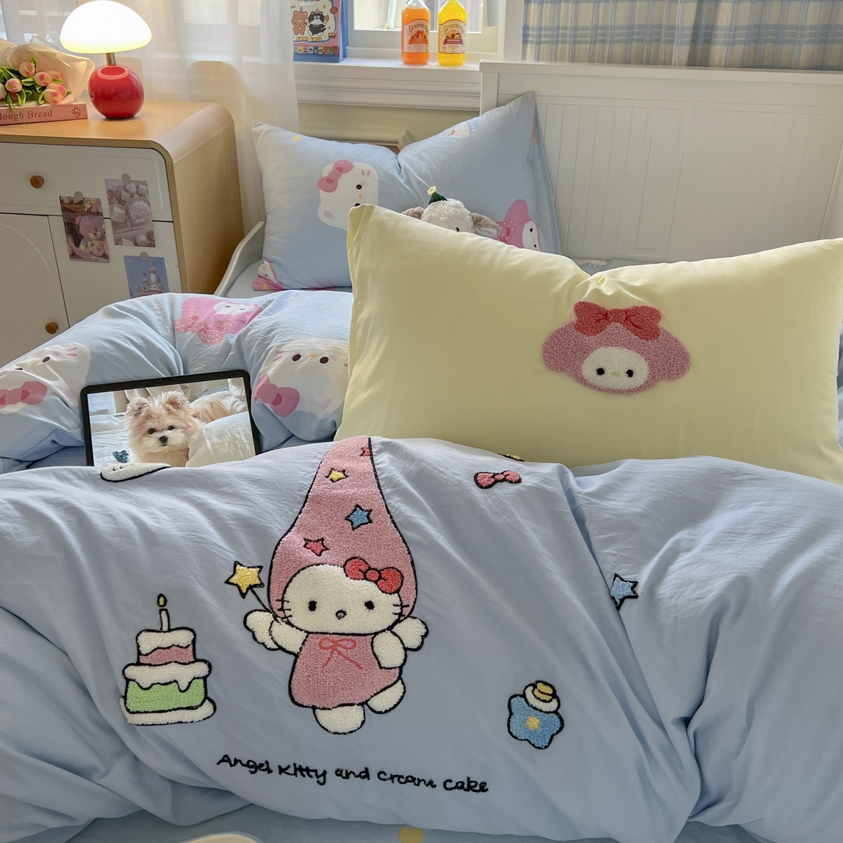 91家纺网 家纺一手货源 找家纺 三元色 2025新款110克水洗云朵棉毛巾绣四件套 蛋糕kt蓝