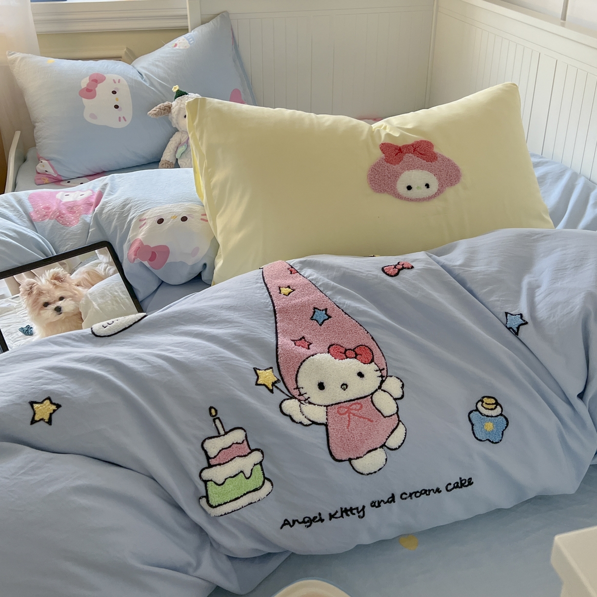 91家纺网 家纺一手货源 找家纺 三元色 2025新款110克水洗云朵棉毛巾绣四件套 蛋糕kt蓝