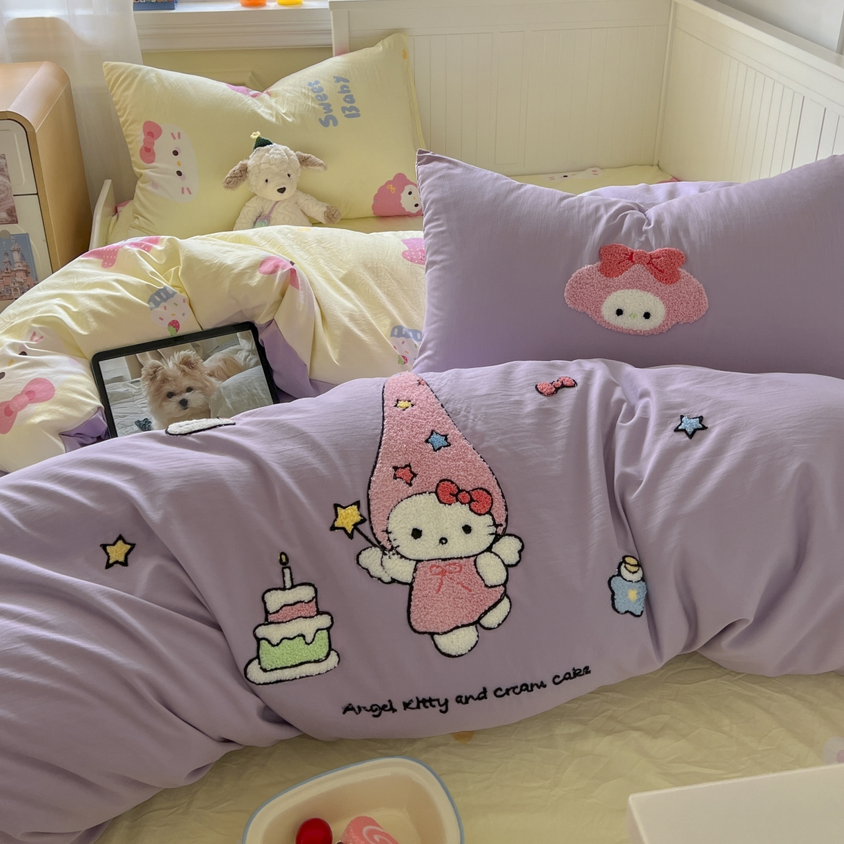 91家纺网 家纺一手货源 找家纺 三元色 2025新款110克水洗云朵棉毛巾绣四件套 蛋糕kt紫