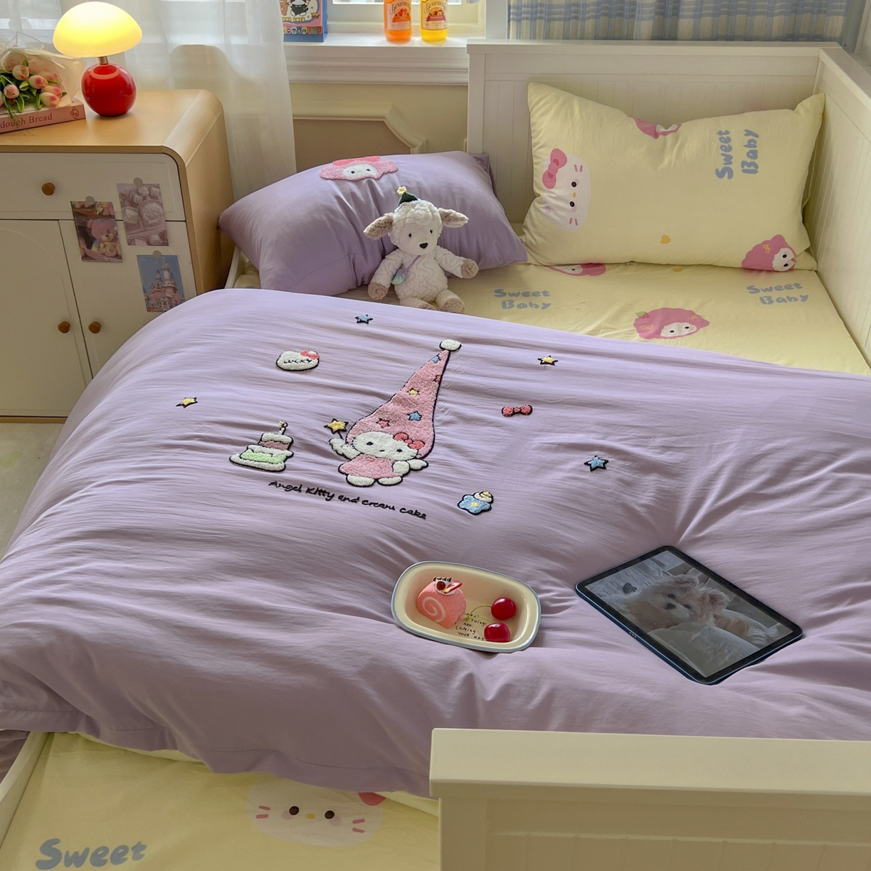 91家纺网 家纺一手货源 找家纺 三元色 2025新款110克水洗云朵棉毛巾绣四件套 蛋糕kt紫