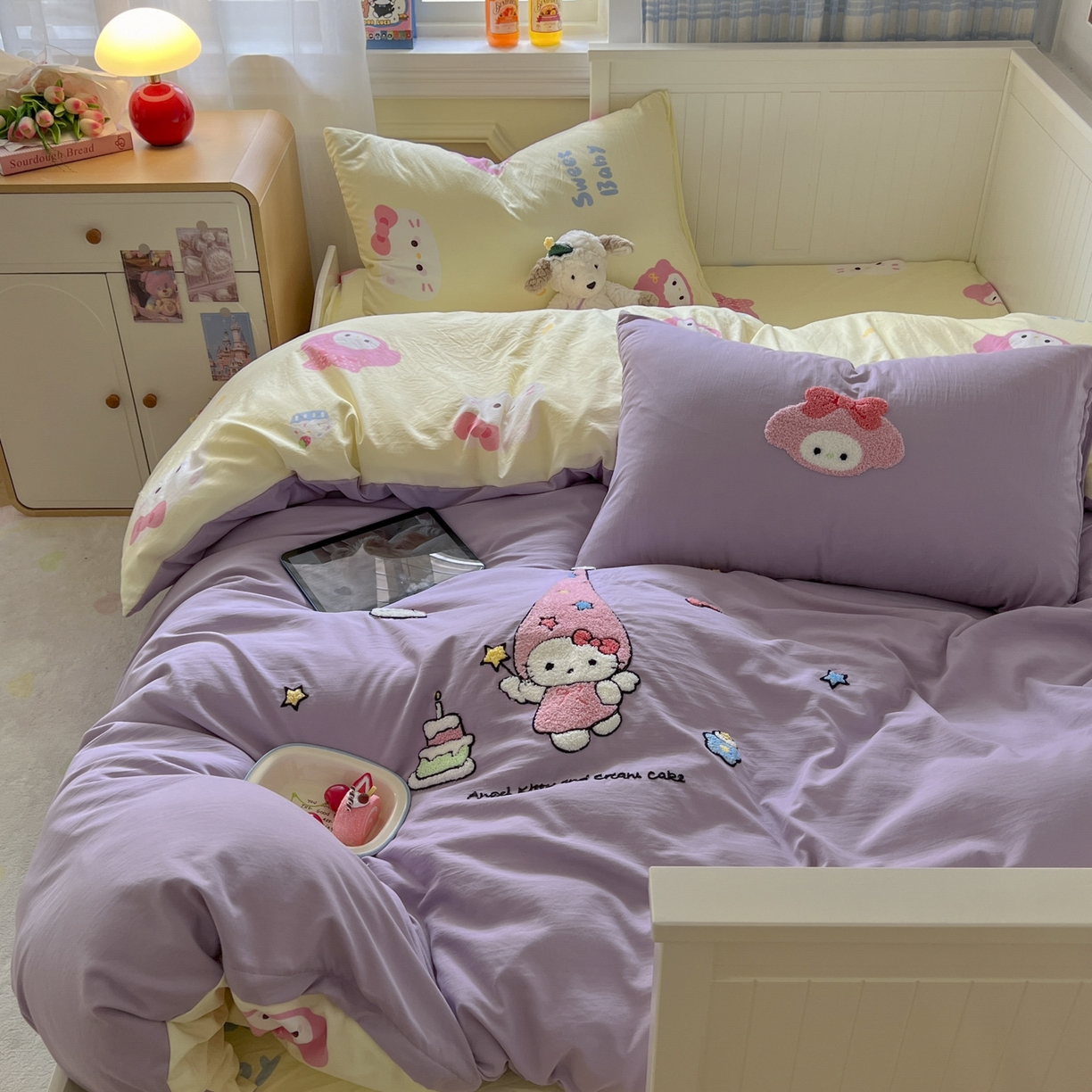 91家纺网 家纺一手货源 找家纺 三元色 2025新款110克水洗云朵棉毛巾绣四件套 蛋糕kt紫