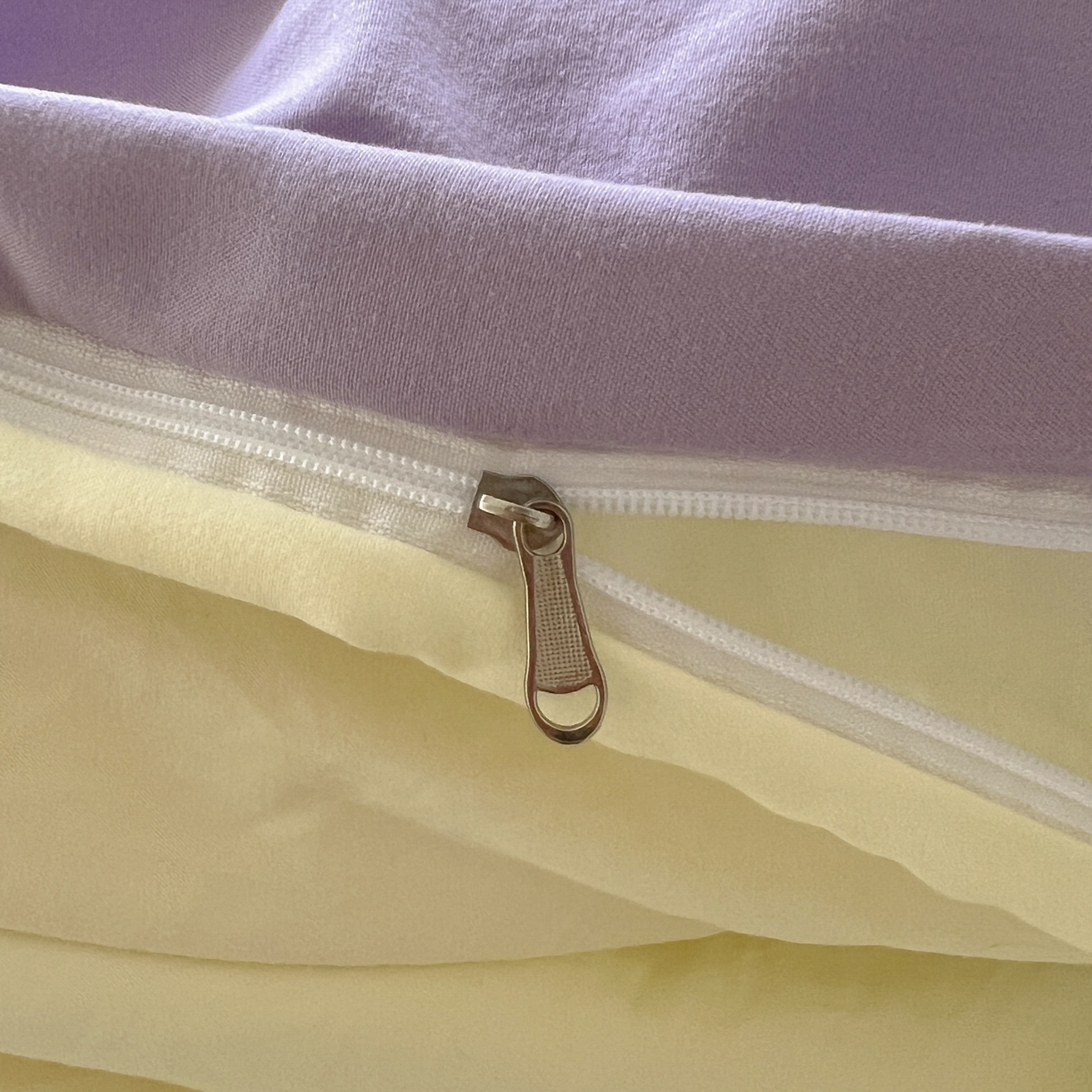 91家纺网 家纺一手货源 找家纺 三元色 2025新款110克水洗云朵棉毛巾绣四件套 蛋糕kt紫