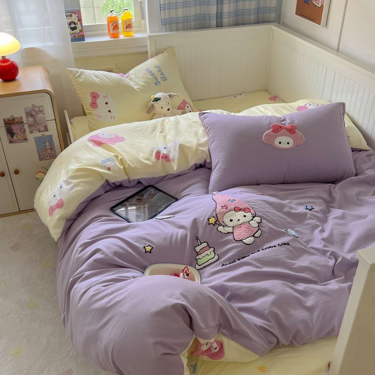 91家纺网 家纺一手货源 找家纺 三元色 2025新款110克水洗云朵棉毛巾绣四件套 蛋糕kt紫