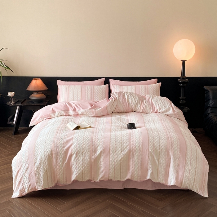 91家纺网 家纺一手货源 找家纺 言一 2025秋冬新品A类60S新疆长绒棉纯棉陶瓷轻磨毛四件套水洗棉提花全棉床单被套 知梦-樱花粉