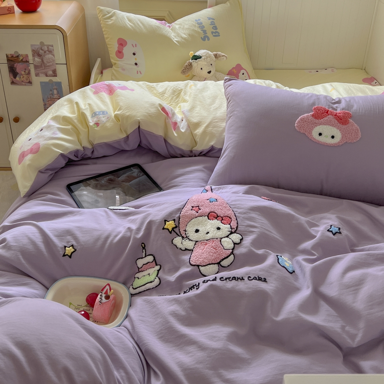 91家纺网 家纺一手货源 找家纺 三元色 2025新款110克水洗云朵棉毛巾绣四件套 蛋糕kt紫