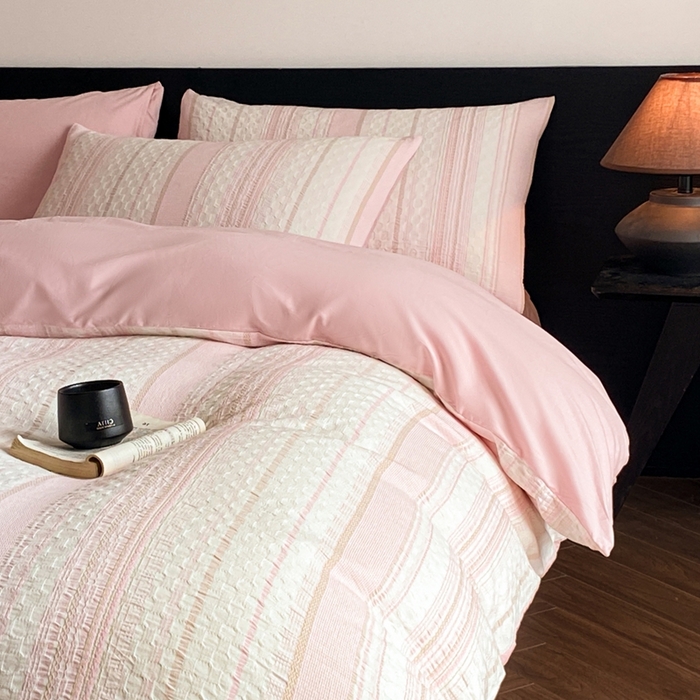 91家纺网 家纺一手货源 找家纺 言一 2025秋冬新品A类60S新疆长绒棉纯棉陶瓷轻磨毛四件套水洗棉提花全棉床单被套 知梦-樱花粉