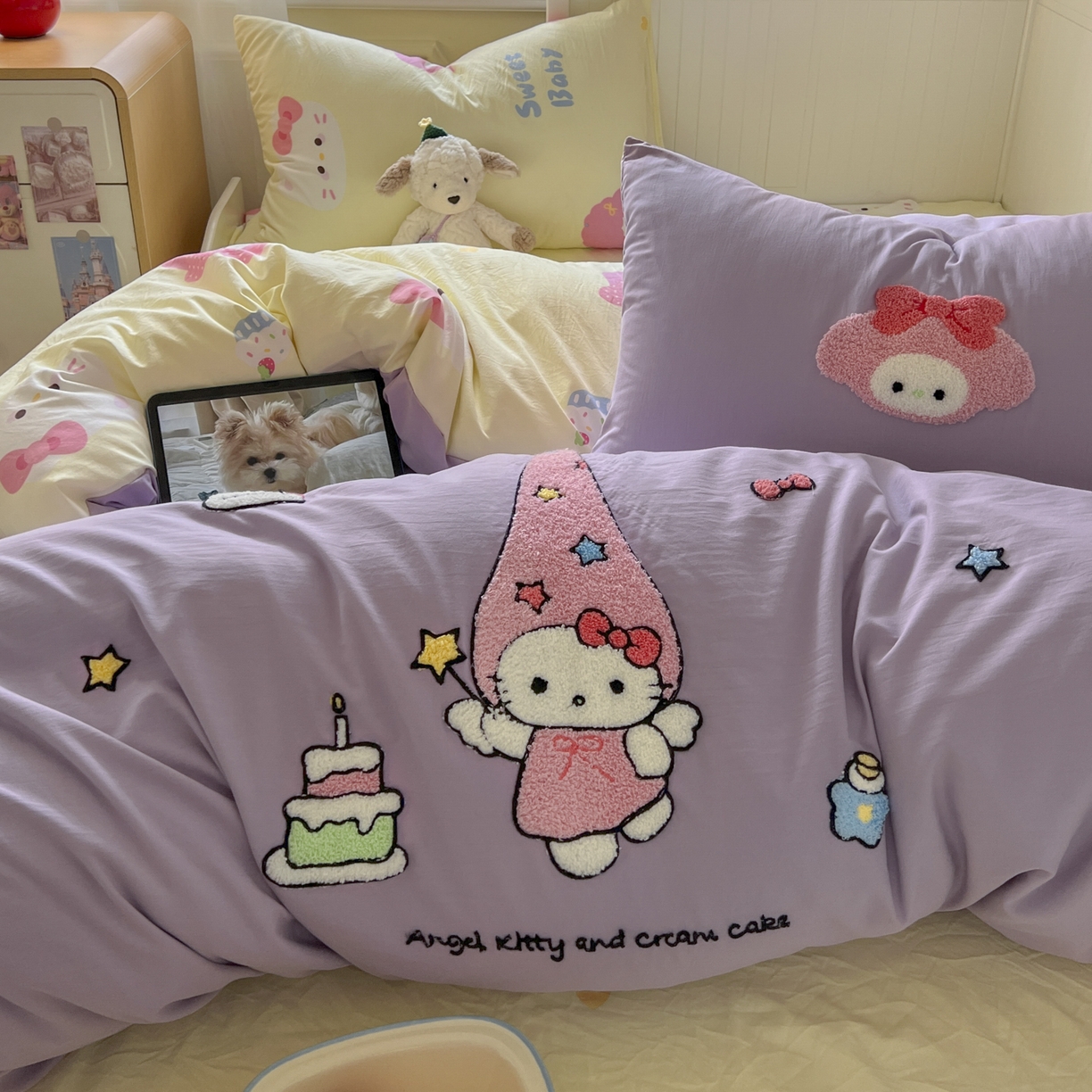 91家纺网 家纺一手货源 找家纺 三元色 2025新款110克水洗云朵棉毛巾绣四件套 蛋糕kt紫