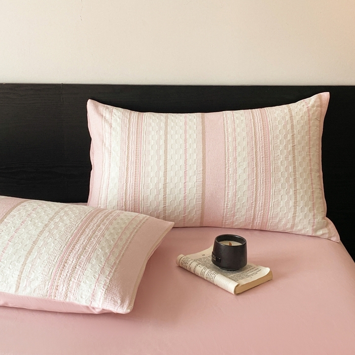 91家纺网 家纺一手货源 找家纺 言一 2025秋冬新品A类60S新疆长绒棉纯棉陶瓷轻磨毛四件套水洗棉提花全棉床单被套 知梦-樱花粉