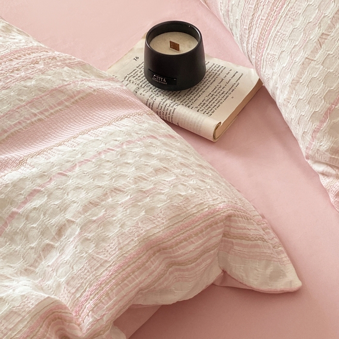 91家纺网 家纺一手货源 找家纺 言一 2025秋冬新品A类60S新疆长绒棉纯棉陶瓷轻磨毛四件套水洗棉提花全棉床单被套 知梦-樱花粉