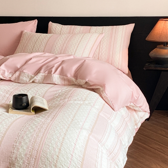 91家纺网 家纺一手货源 找家纺 言一 2025秋冬新品A类60S新疆长绒棉纯棉陶瓷轻磨毛四件套水洗棉提花全棉床单被套 知梦-樱花粉