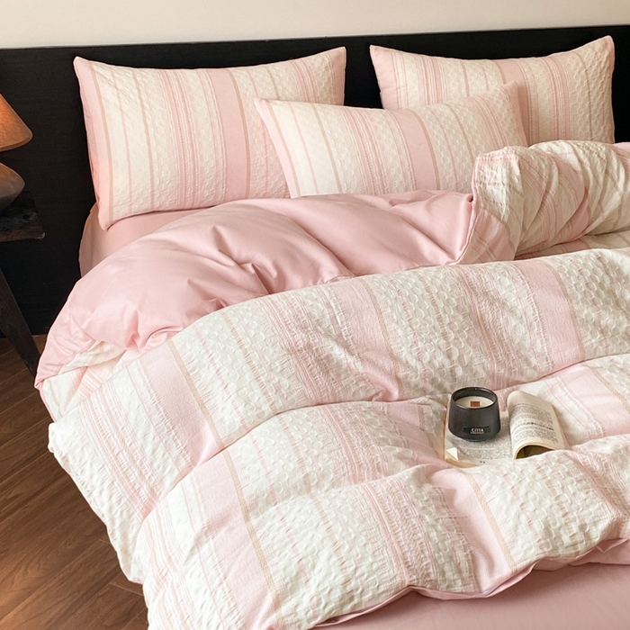 91家纺网 家纺一手货源 找家纺 言一 2025秋冬新品A类60S新疆长绒棉纯棉陶瓷轻磨毛四件套水洗棉提花全棉床单被套 知梦-樱花粉