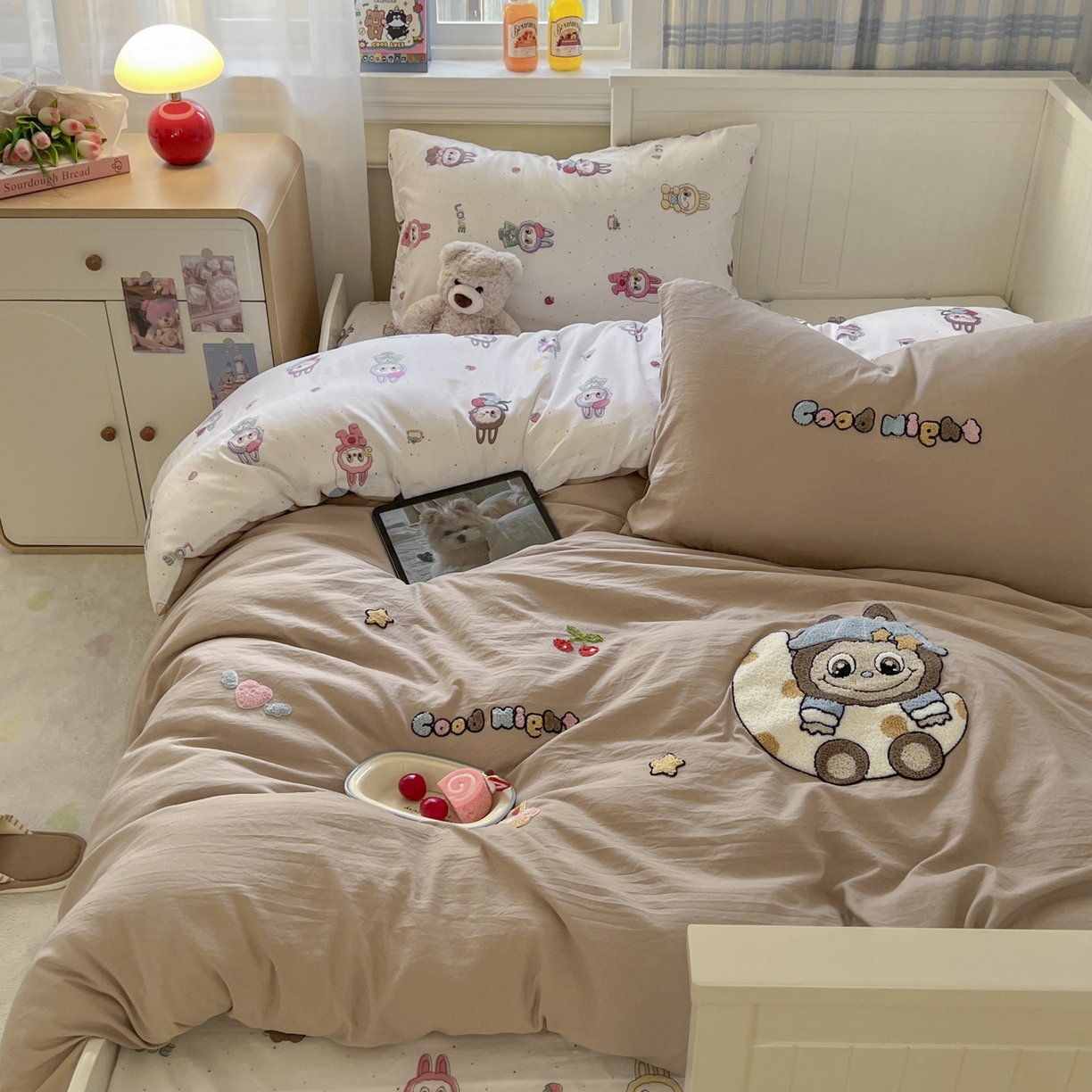 91家纺网 家纺一手货源 找家纺 三元色 2025新款110克水洗云朵棉毛巾绣四件套 晚安bubu