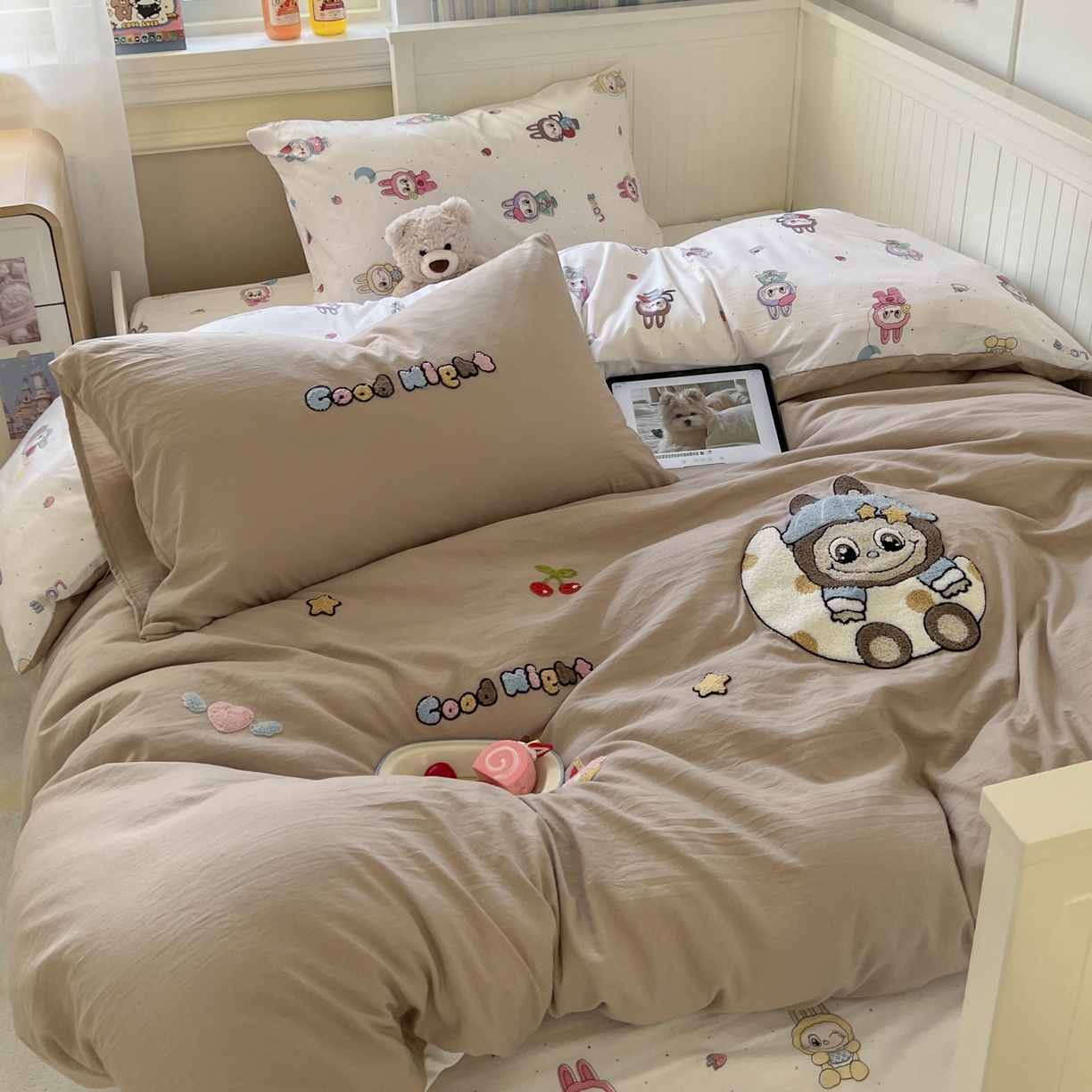 91家纺网 家纺一手货源 找家纺 三元色 2025新款110克水洗云朵棉毛巾绣四件套 晚安bubu