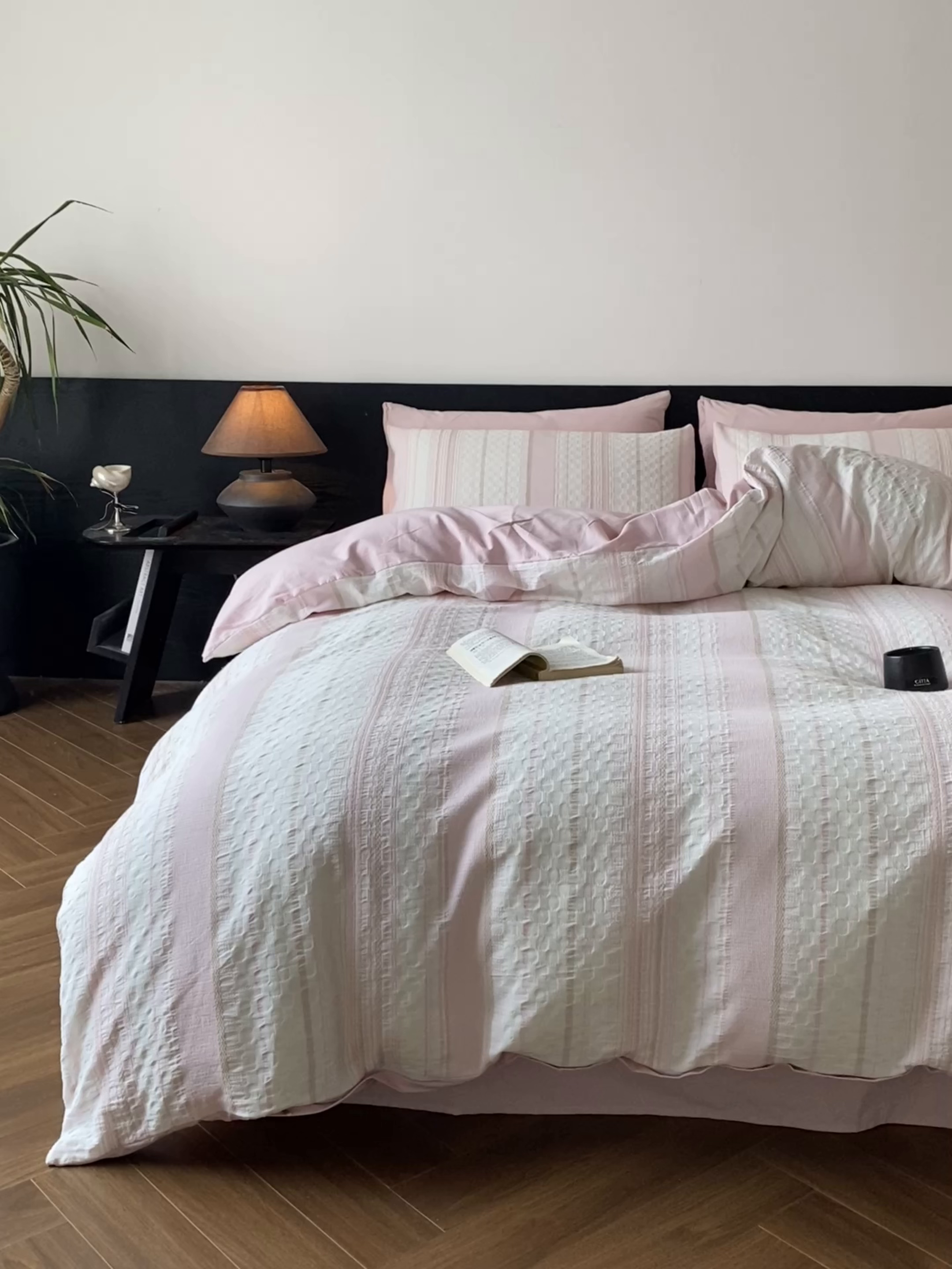 91家纺网 家纺一手货源 找家纺 言一 2025秋冬新品A类60S新疆长绒棉纯棉陶瓷轻磨毛四件套水洗棉提花全棉床单被套 知梦-樱花粉