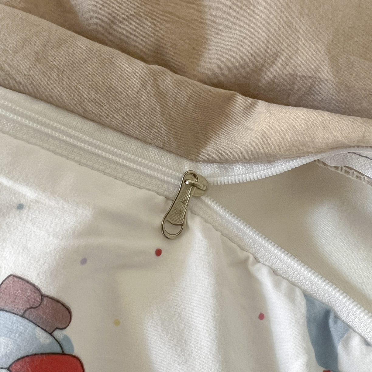 91家纺网 家纺一手货源 找家纺 三元色 2025新款110克水洗云朵棉毛巾绣四件套 晚安bubu