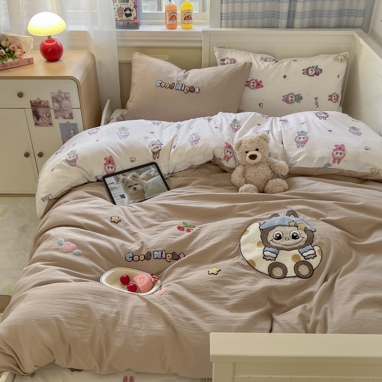 91家纺网 家纺一手货源 找家纺 三元色 2025新款110克水洗云朵棉毛巾绣四件套 晚安bubu