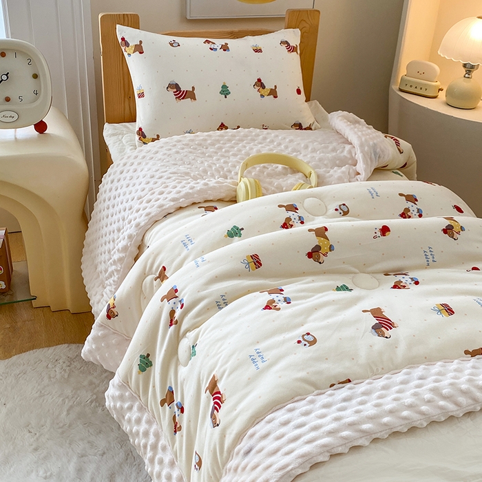 91家纺网 家纺一手货源 找家纺 天瑜家纺 2025新款针织棉手包豆豆被儿童被大豆被被子被芯 手包边  狗狗粉