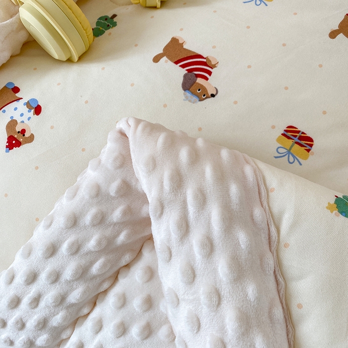 91家纺网 家纺一手货源 找家纺 天瑜家纺 2025新款针织棉手包豆豆被儿童被大豆被被子被芯 手包边  狗狗粉