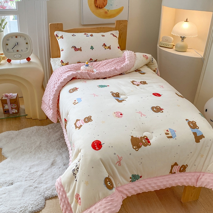 91家纺网 家纺一手货源 找家纺 天瑜家纺 2025新款针织棉手包豆豆被儿童被大豆被被子被芯 手包边  可爱熊粉