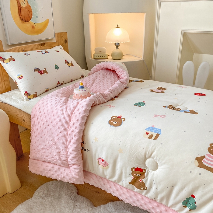 91家纺网 家纺一手货源 找家纺 天瑜家纺 2025新款针织棉手包豆豆被儿童被大豆被被子被芯 手包边  可爱熊粉