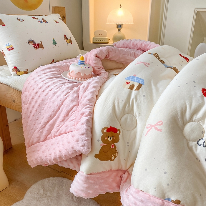 91家纺网 家纺一手货源 找家纺 天瑜家纺 2025新款针织棉手包豆豆被儿童被大豆被被子被芯 手包边  可爱熊粉