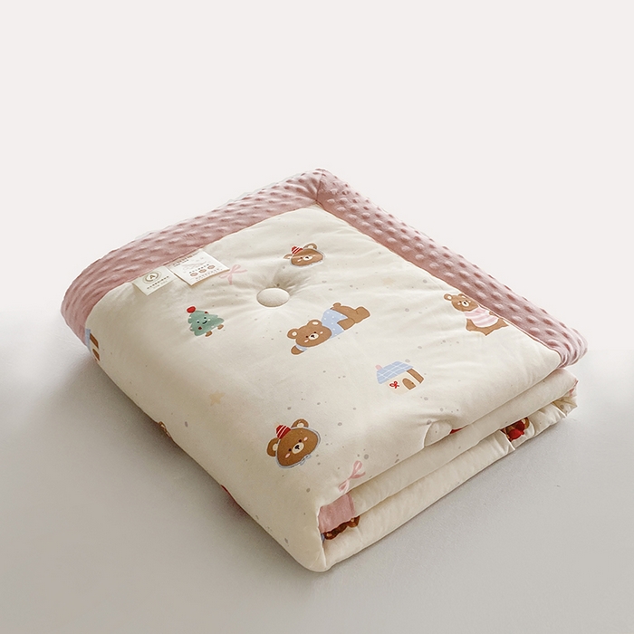 91家纺网 家纺一手货源 找家纺 天瑜家纺 2025新款针织棉手包豆豆被儿童被大豆被被子被芯 手包边  可爱熊粉