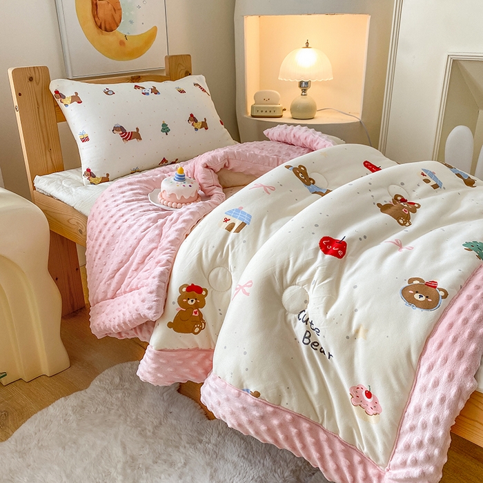 91家纺网 家纺一手货源 找家纺 天瑜家纺 2025新款针织棉手包豆豆被儿童被大豆被被子被芯 手包边  可爱熊粉