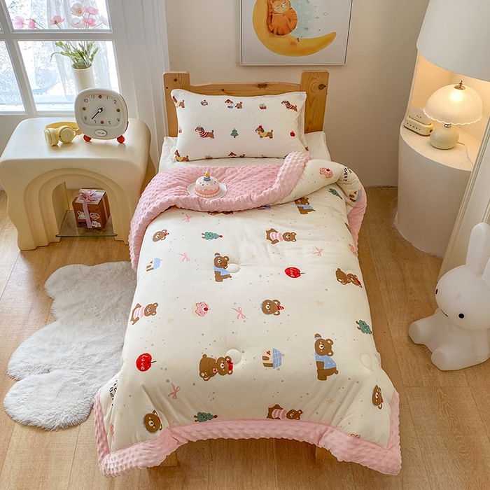 91家纺网 家纺一手货源 找家纺 天瑜家纺 2025新款针织棉手包豆豆被儿童被大豆被被子被芯 手包边  可爱熊粉