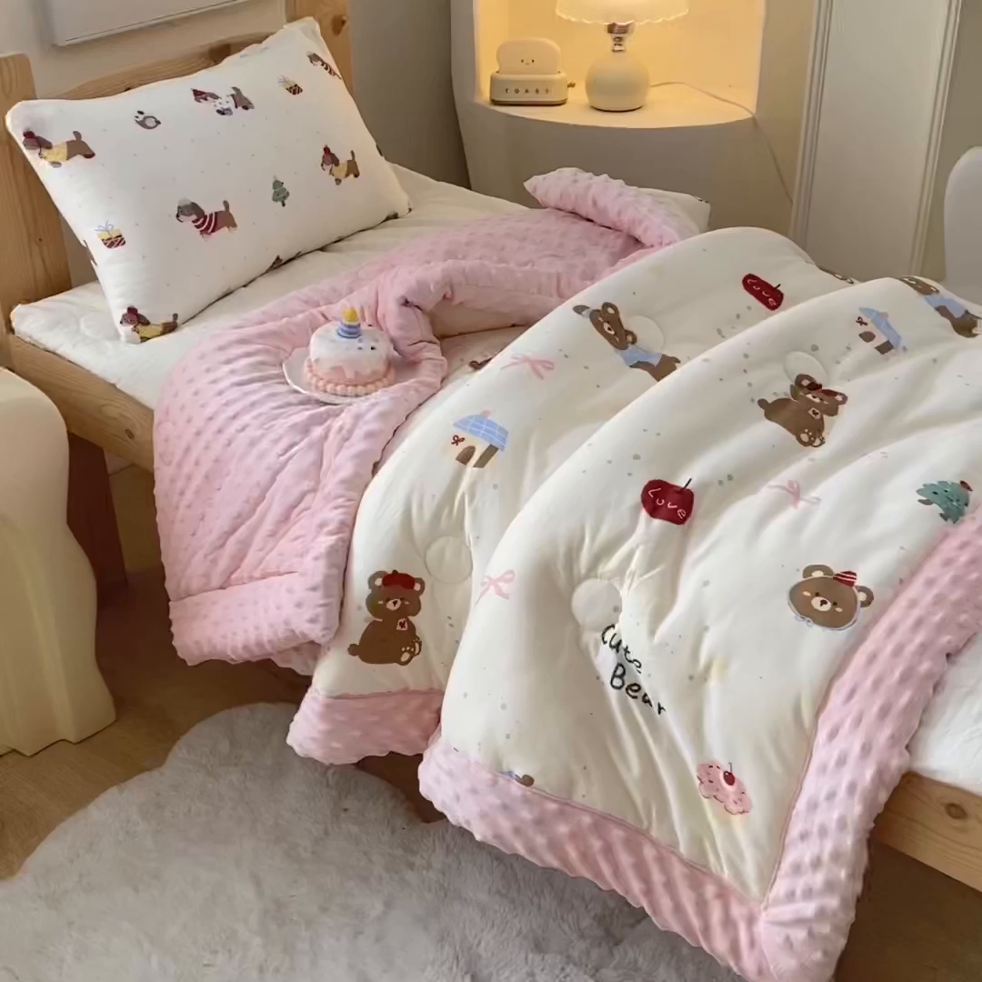 91家纺网 家纺一手货源 找家纺 天瑜家纺 2025新款针织棉手包豆豆被儿童被大豆被被子被芯 手包边  可爱熊粉