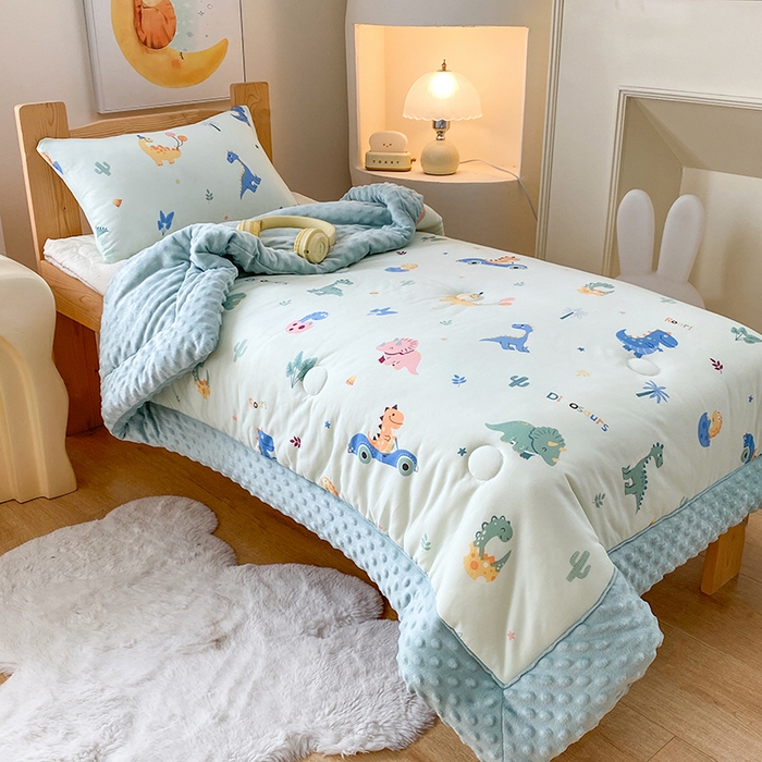 91家纺网 家纺一手货源 找家纺 天瑜家纺 2025新款针织棉手包豆豆被儿童被大豆被被子被芯 手包边  恐龙乐园绿