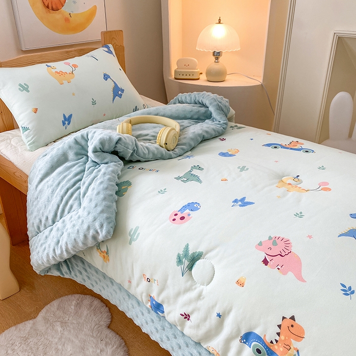 91家纺网 家纺一手货源 找家纺 天瑜家纺 2025新款针织棉手包豆豆被儿童被大豆被被子被芯 手包边  恐龙乐园绿