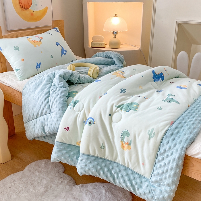 91家纺网 家纺一手货源 找家纺 天瑜家纺 2025新款针织棉手包豆豆被儿童被大豆被被子被芯 手包边  恐龙乐园绿