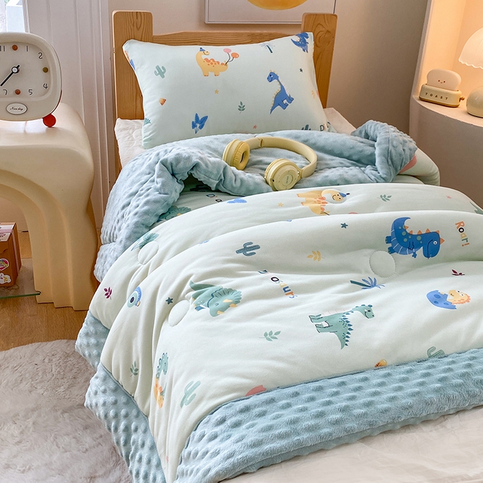 91家纺网 家纺一手货源 找家纺 天瑜家纺 2025新款针织棉手包豆豆被儿童被大豆被被子被芯 手包边  恐龙乐园绿