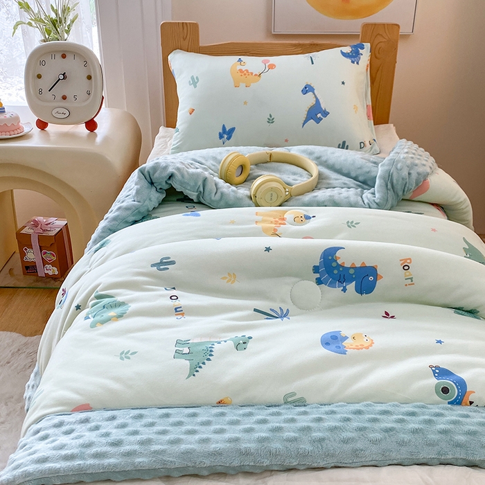 91家纺网 家纺一手货源 找家纺 天瑜家纺 2025新款针织棉手包豆豆被儿童被大豆被被子被芯 手包边  恐龙乐园绿