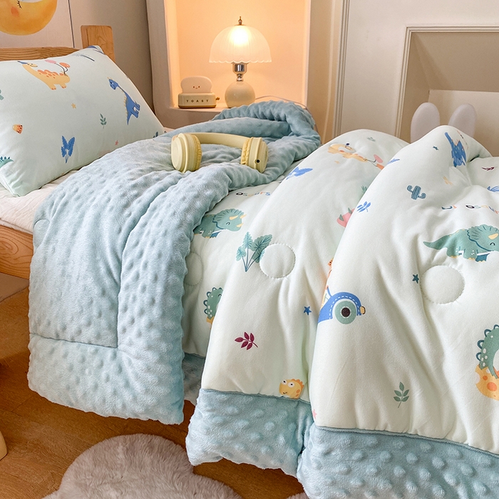 91家纺网 家纺一手货源 找家纺 天瑜家纺 2025新款针织棉手包豆豆被儿童被大豆被被子被芯 手包边  恐龙乐园绿