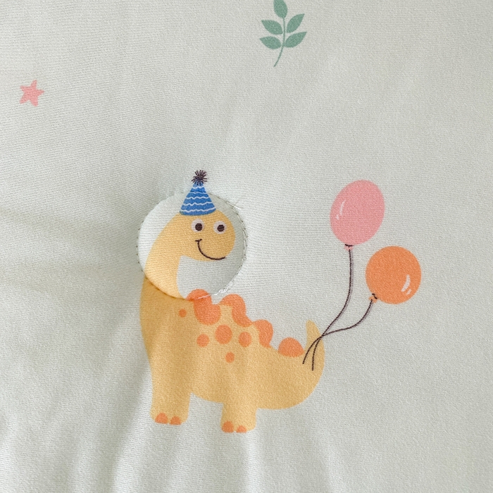 91家纺网 家纺一手货源 找家纺 天瑜家纺 2025新款针织棉手包豆豆被儿童被大豆被被子被芯 手包边  恐龙乐园绿