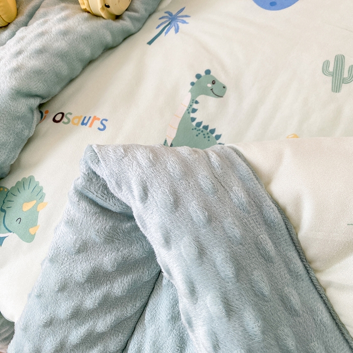 91家纺网 家纺一手货源 找家纺 天瑜家纺 2025新款针织棉手包豆豆被儿童被大豆被被子被芯 手包边  恐龙乐园绿