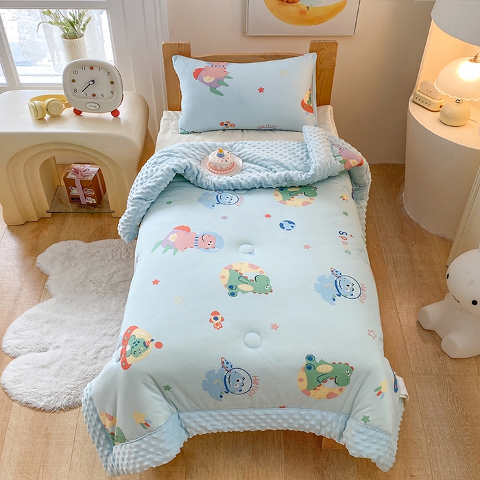 91家纺网 家纺一手货源 找家纺 天瑜家纺 2025新款针织棉手包豆豆被儿童被大豆被被子被芯 手包边  太空恐龙蓝