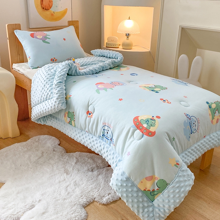 91家纺网 家纺一手货源 找家纺 天瑜家纺 2025新款针织棉手包豆豆被儿童被大豆被被子被芯 手包边  太空恐龙蓝