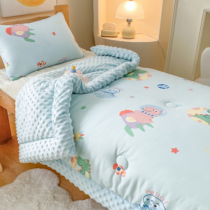 91家纺网 家纺一手货源 找家纺 天瑜家纺 2025新款针织棉手包豆豆被儿童被大豆被被子被芯 手包边  太空恐龙蓝