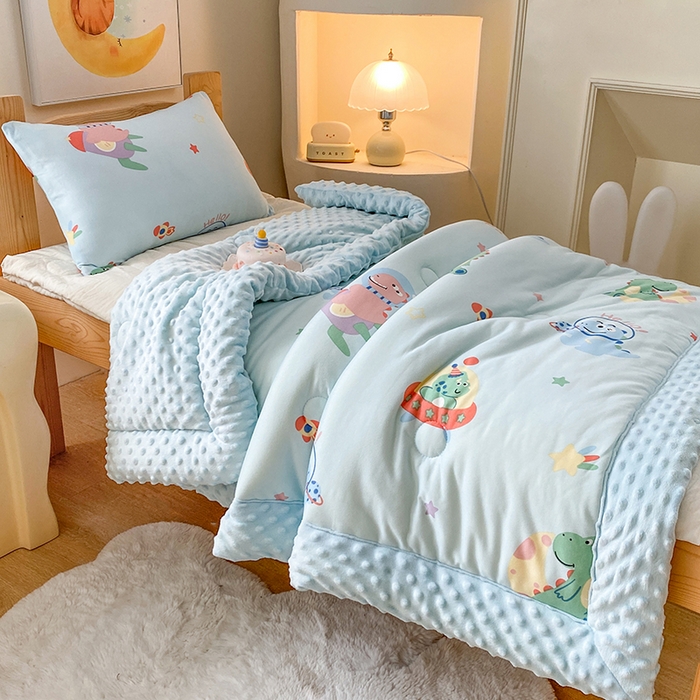 91家纺网 家纺一手货源 找家纺 天瑜家纺 2025新款针织棉手包豆豆被儿童被大豆被被子被芯 手包边  太空恐龙蓝