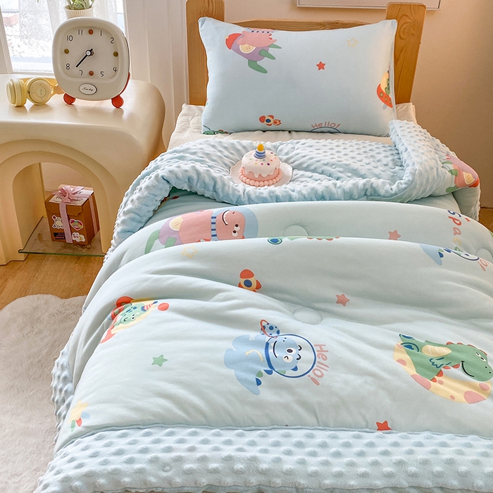 91家纺网 家纺一手货源 找家纺 天瑜家纺 2025新款针织棉手包豆豆被儿童被大豆被被子被芯 手包边  太空恐龙蓝